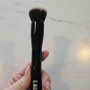 IL MAKIAGE Black Handle Makeup Brush with White-Tipped Bristles